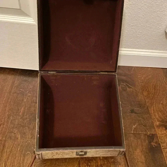 Vintage 60s Wooden Box Purse Floral Embossed Maroon Velvet Lining Handbag Bag - Picture 5 of 7